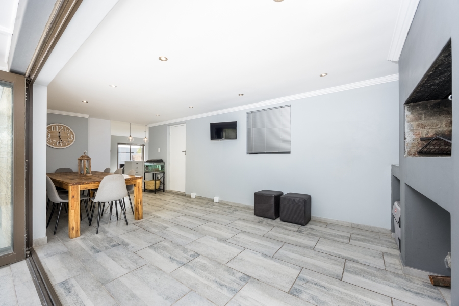 4 Bedroom Property for Sale in Uitzicht Western Cape